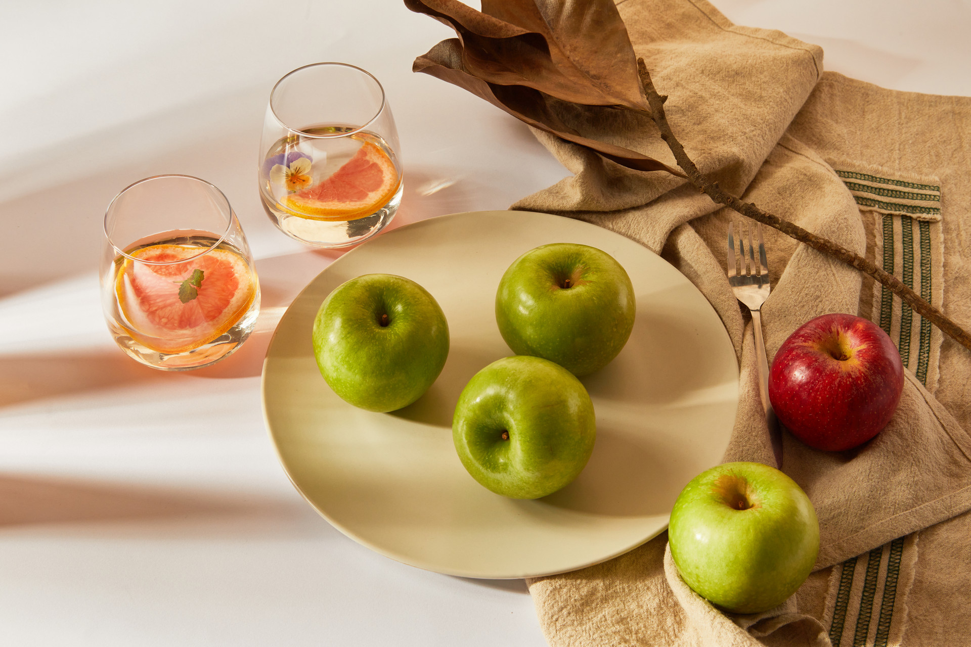 摄图网_501804838_光影下的有机水果拼盘(企业商用)